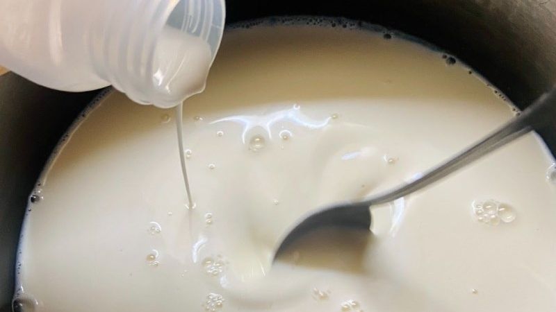 hòa sữa đặc và sữa tươi