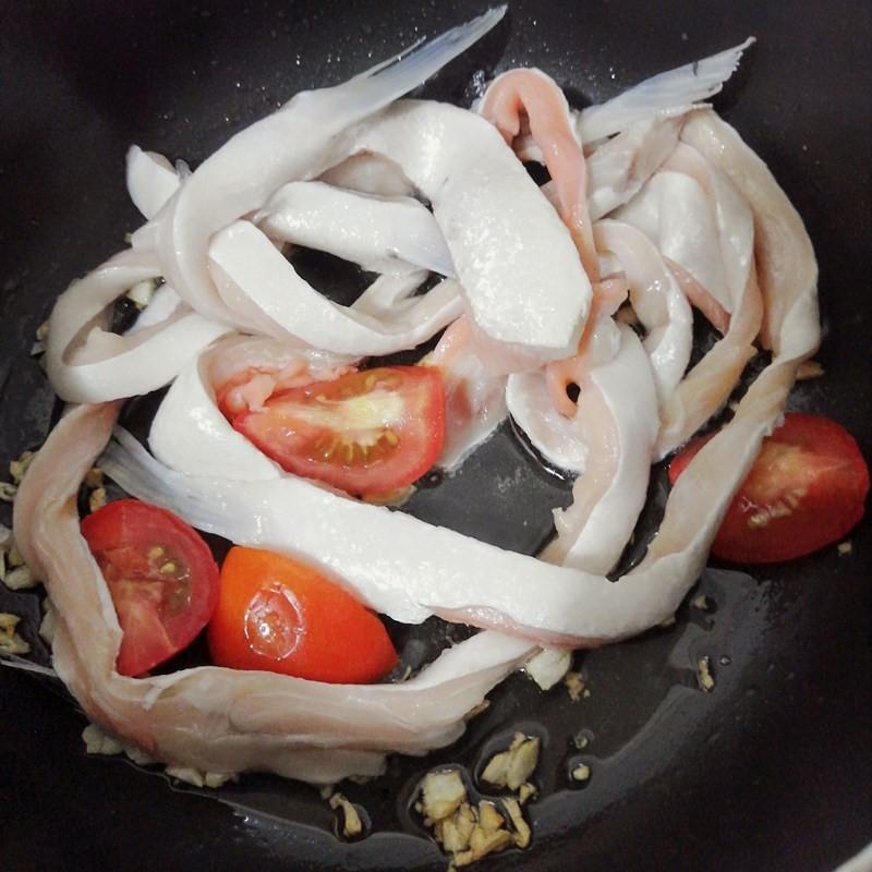 Cách làm canh chua lườn cá hồi
